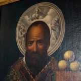 Questo livello dell�edificio � per� prevalentemente dedicato al culto di San Nicola. Vicino all�ingresso ci imbattiamo nel quadro che raffigura il Patrono, quello che il 7 maggio viene posto sul peschereccio che parte da San Giorgio per arriva al porto vecchio di Bari dove viene �raccolto� dal corteo storico e condotto sino alla Basilica